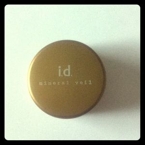 Bare minerals in feather light mineral veil new